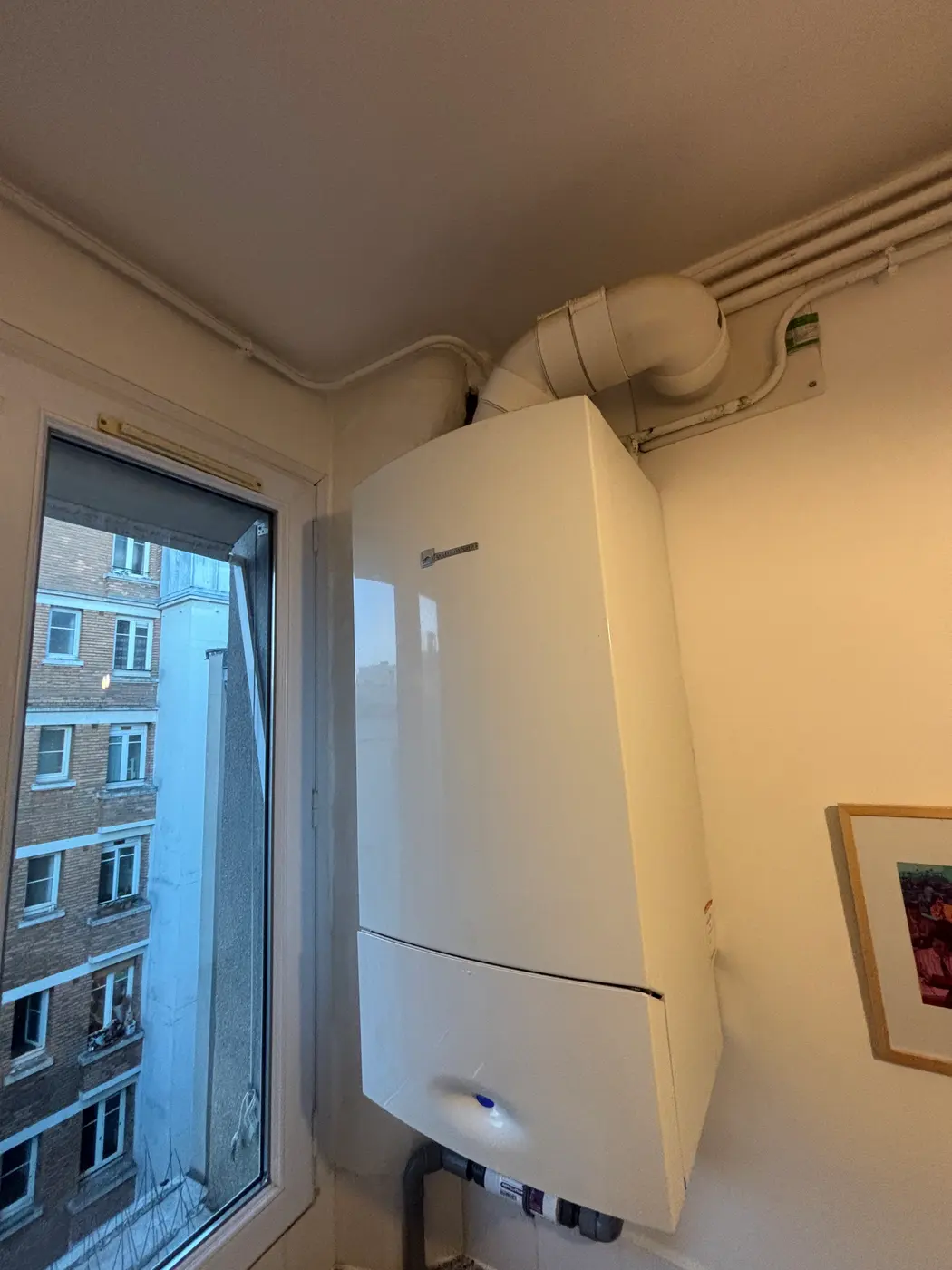 Chaudière gaz murale dans un appartement parisien