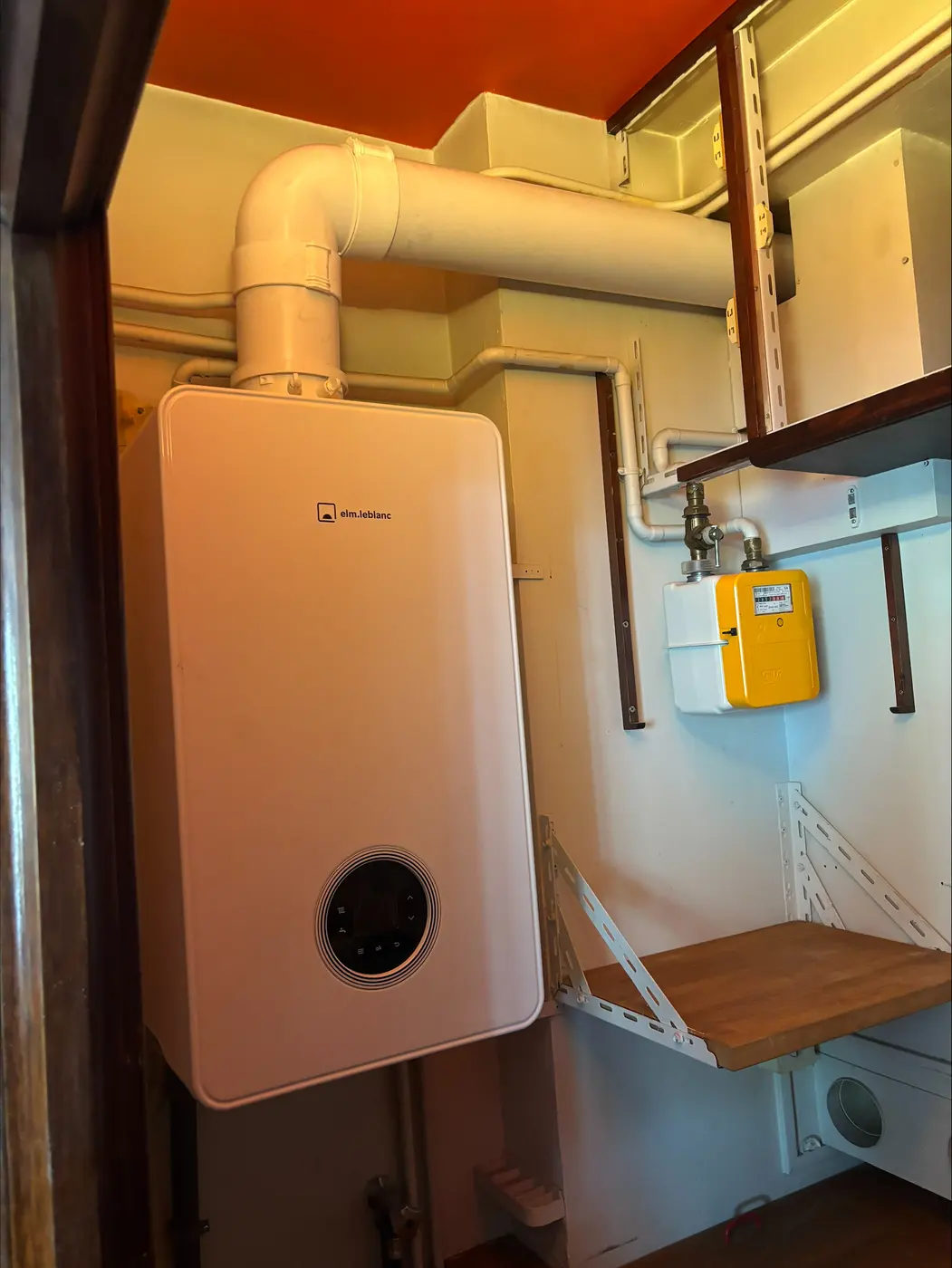 Chaudière gaz murale et compteur gaz dans un appartement parisien