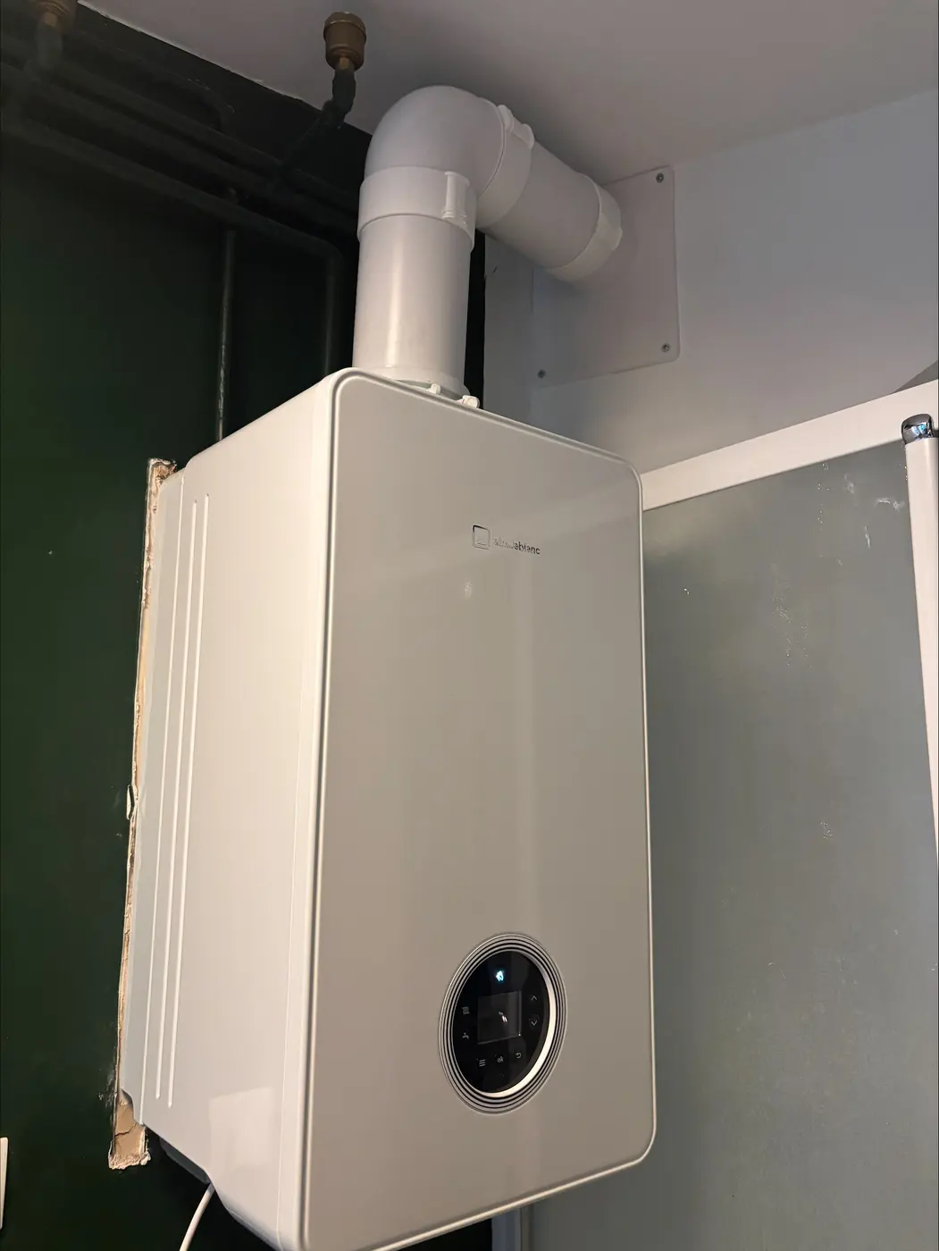 Chaudière gaz murale neuve avec son conduit ventouse
