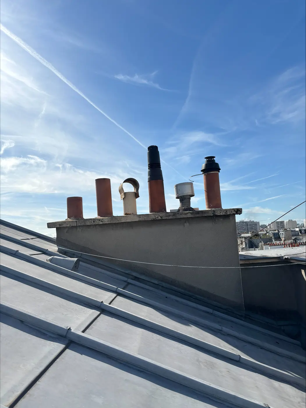 Conduits de fumée sur les toits de Paris